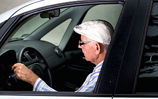 Nieostrożni seniorzy za kierownicą, czyli weekendowe wypadki na Warmii i Mazurach